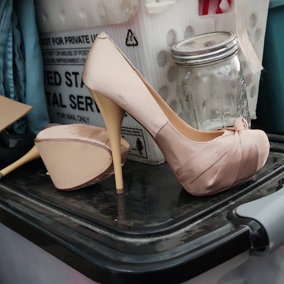 Champagne satin heels - Picture 1 of 4